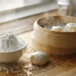 آرد گلوتینوس نرم و سفید در ظرف شیشه‌ای