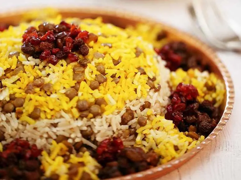 ظرف عدس پلو مجلسی با کشمش و زعفران
