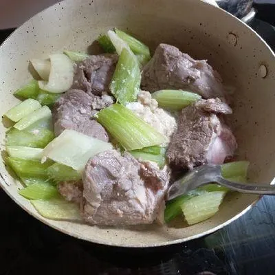 تصویر مرتبط با طرز تهیه خورشت کرفس مجلسی با طعمی بینظیر و عطر دلانگیز
