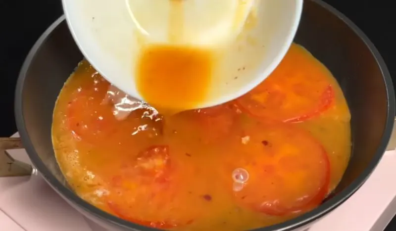 تصویر مرتبط با طرز تهیه املت سریع و خوشمزه با یک عدد گوجه فرنگی