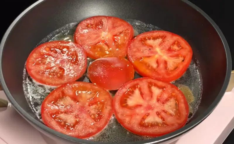 تصویر مرتبط با طرز تهیه املت سریع و خوشمزه با یک عدد گوجه فرنگی