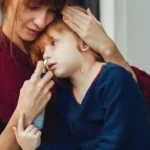 گریه کردن جلوی کودک؛ تصویر گریه کردن والدین در حضور کودک