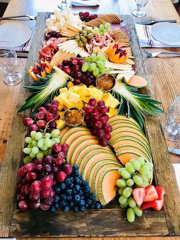 چیدمان میوههای رنگارنگ و خلاقانه برای مدرسه