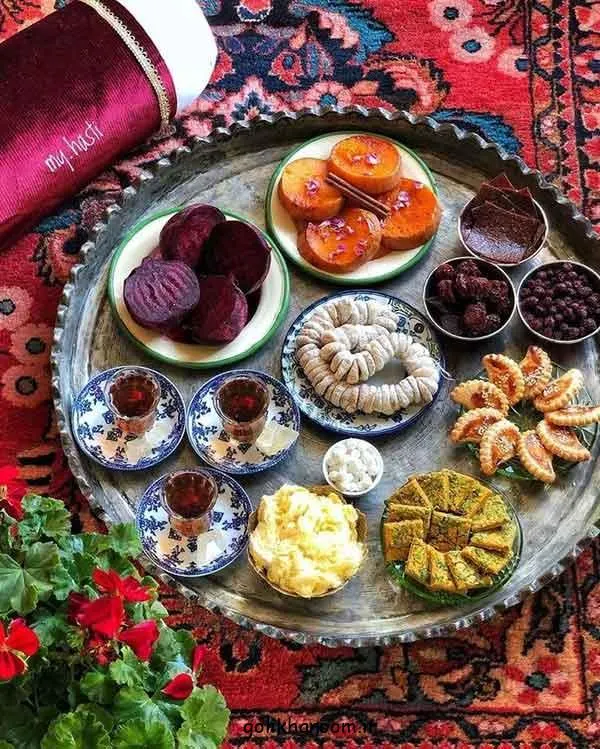 تصویر مرتبط با ایدههای خلاقانه برای تزیین سفره شب یلدا با سبک سنتی و مدرن