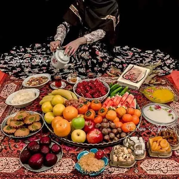تصویر مرتبط با ایدههای خلاقانه برای تزیین سفره شب یلدا با سبک سنتی و مدرن