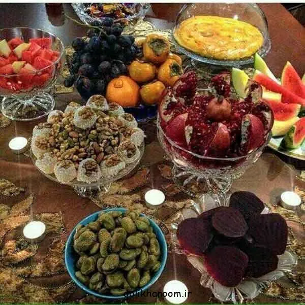 ظروف سنتی حاوی آب انار و شربت زعفران برای سفره یلدا