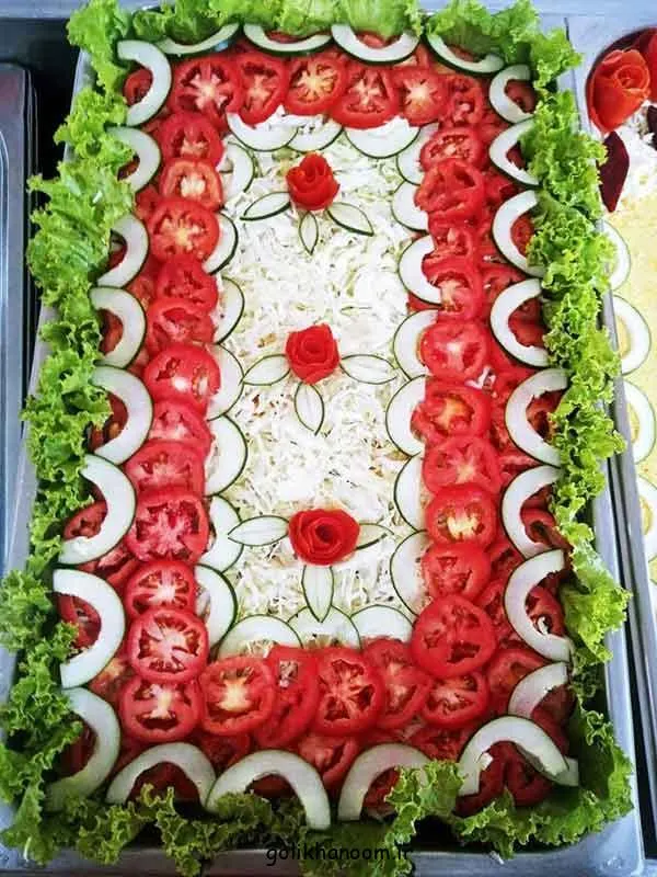 چیدمان خلاقانه سالاد کاهو در ظرف مستطیل با هویج و کلم