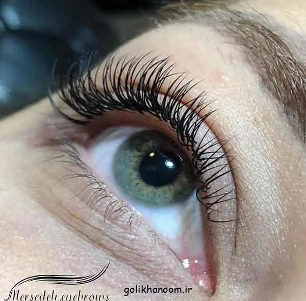 نمای نزدیک مژه‌های کلاسیک با حجم طبیعی