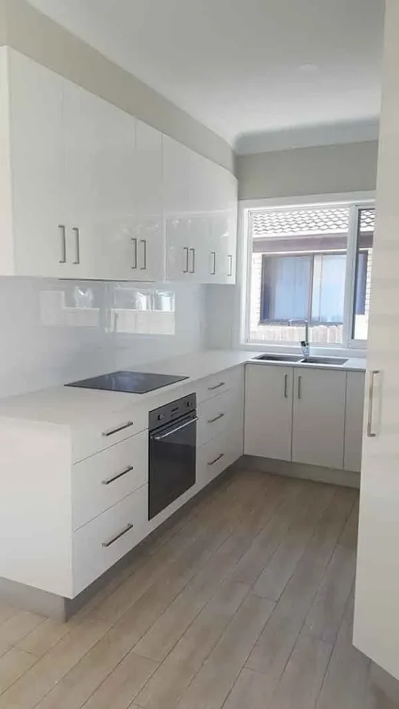 تصویر مرتبط با ۵۵ مدل کابینت جدید و کاربردی برای آشپزخانه کوچک با طراحی بهینه