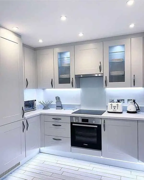 کابینت آشپزخانه کوچک با طراحی ساده و کاربردی بدون اپن
