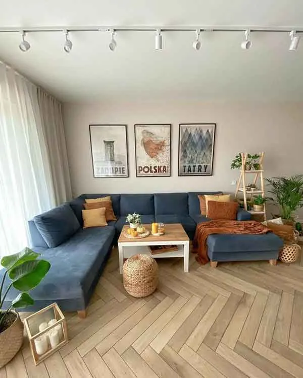 چیدمان اتاق کودک با دیوار ساده و قفسه برای اسباب‌بازی‌ها