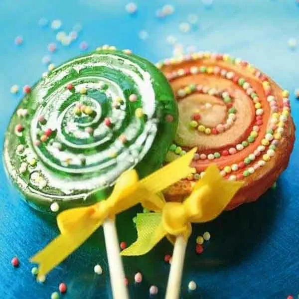 تصویر مرتبط با ایده‌های جذاب و رنگارنگ برای تزیین آبنبات چوبی