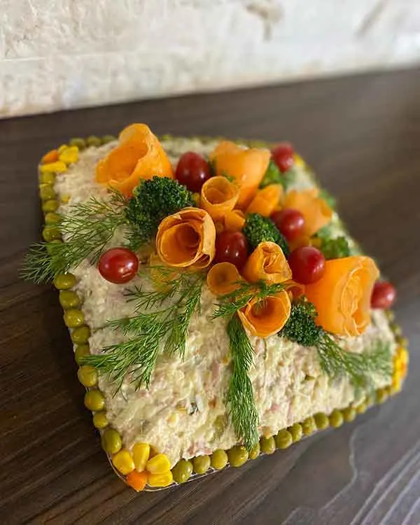 تصویر مرتبط با ایده‌های متنوع و ساده برای تزیین سالاد الویه در مدرسه