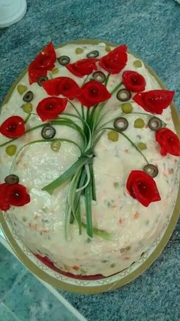تصویر مرتبط با ایده‌های متنوع و ساده برای تزیین سالاد الویه در مدرسه