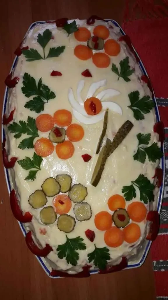 تصویر مرتبط با ایده‌های متنوع و ساده برای تزیین سالاد الویه در مدرسه