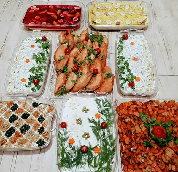 تصویر مرتبط با ایده‌های متنوع و ساده برای تزیین سالاد الویه در مدرسه