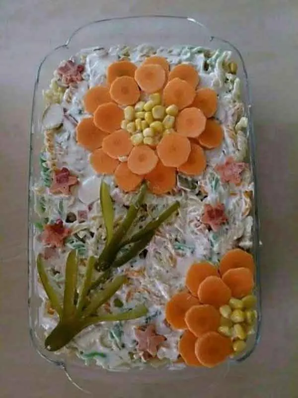 تصویر مرتبط با ایده‌های متنوع و ساده برای تزیین سالاد الویه در مدرسه