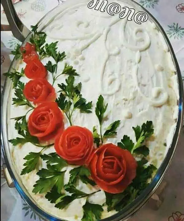 تصویر مرتبط با ایده‌های متنوع و ساده برای تزیین سالاد الویه در مدرسه