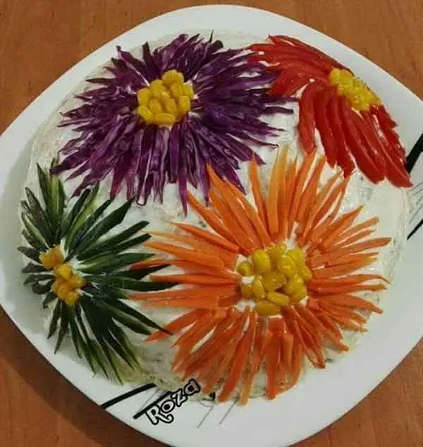 تصویر مرتبط با ایده‌های متنوع و ساده برای تزیین سالاد الویه در مدرسه