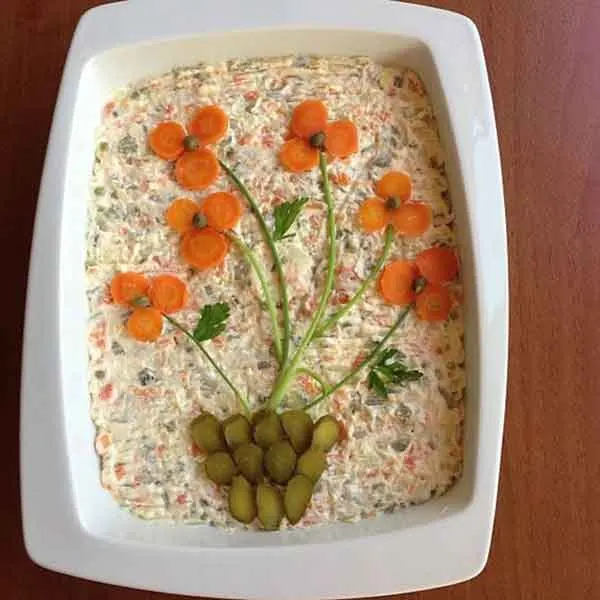 تصویر مرتبط با ایده‌های متنوع و ساده برای تزیین سالاد الویه در مدرسه