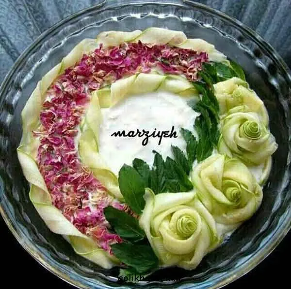 تصویر مرتبط با ایده‌های خلاقانه برای تزیین خیار در سالاد با برش‌های جذاب و ساده