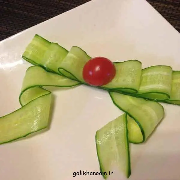 تصویر مرتبط با ایده‌های خلاقانه برای تزیین خیار در سالاد با برش‌های جذاب و ساده