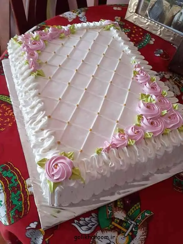 کیک مستطیلی تزئین شده با شکلات و شیرینیهای کوچک