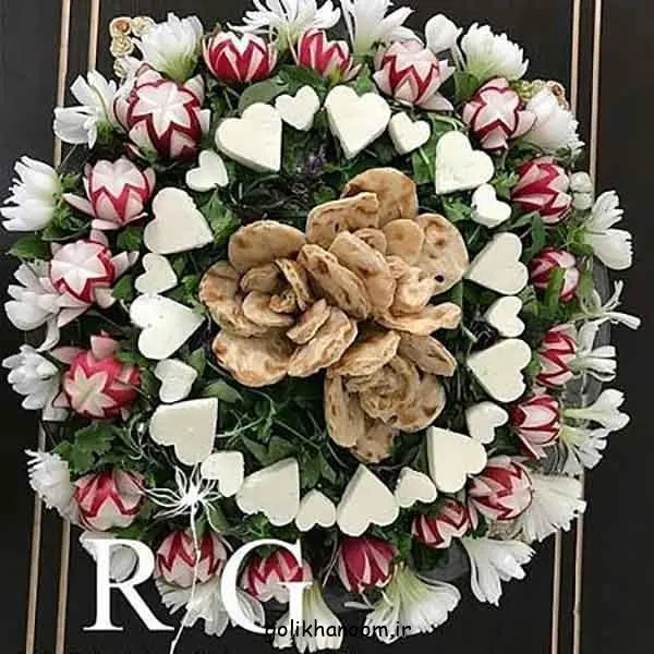 تصویر مرتبط با ایده‌های جذاب تزیین نان و پنیر برای سفره عقد با گل و سبزیجات