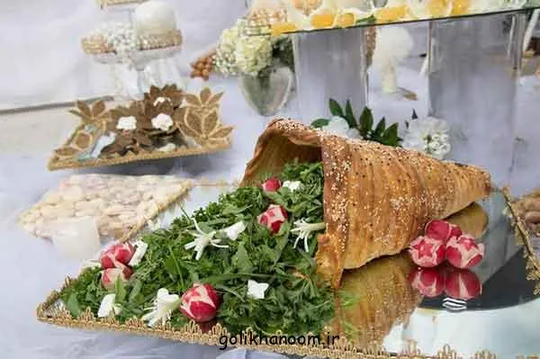 تصویر مرتبط با ایده‌های جذاب تزیین نان و پنیر برای سفره عقد با گل و سبزیجات