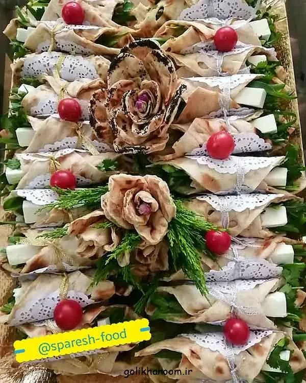 نمونه‌های مختلف تزیین نان و پنیر سفره عقد با نان‌های متنوع و سبزیجات