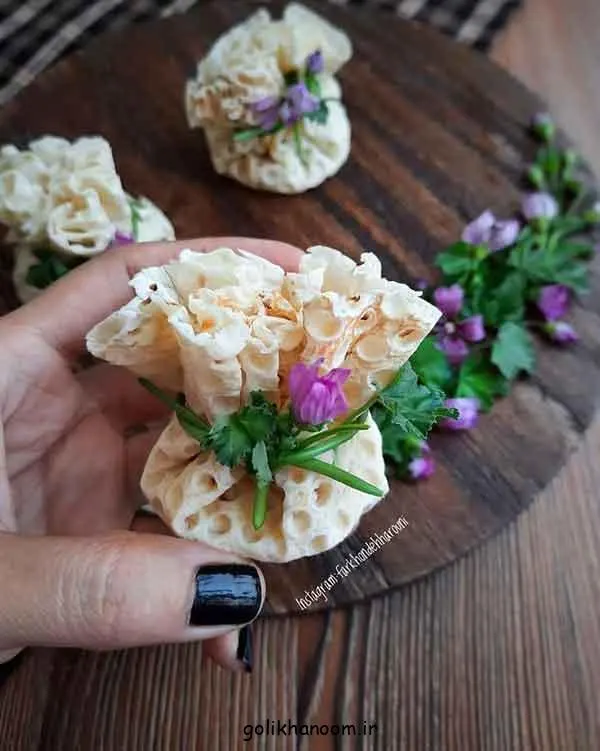 تصویر مرتبط با ایده‌های جذاب تزیین نان و پنیر برای سفره عقد با گل و سبزیجات