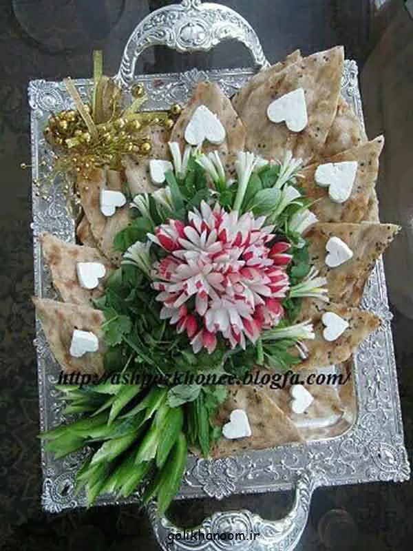تصویر مرتبط با ایده‌های جذاب تزیین نان و پنیر برای سفره عقد با گل و سبزیجات