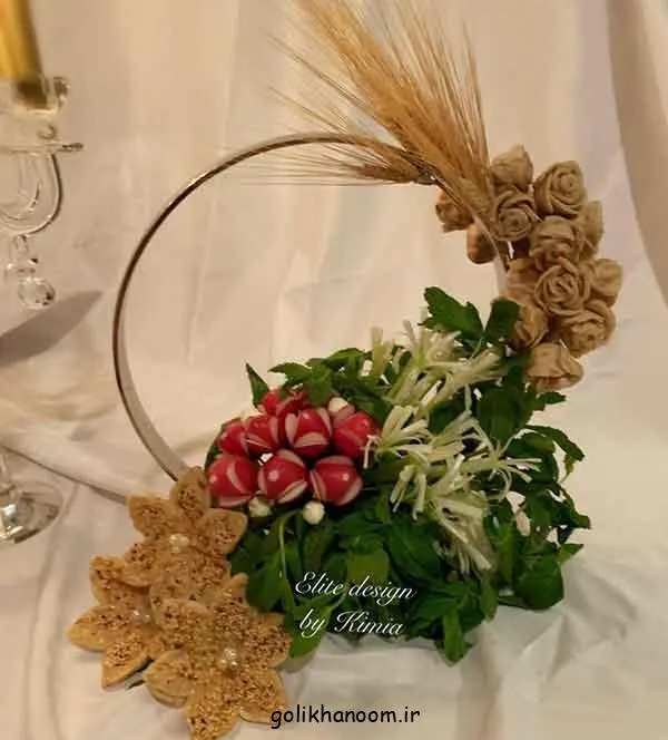 تصویر مرتبط با ایده‌های جذاب تزیین نان و پنیر برای سفره عقد با گل و سبزیجات