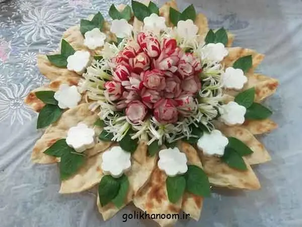تصویر مرتبط با ایده‌های جذاب تزیین نان و پنیر برای سفره عقد با گل و سبزیجات