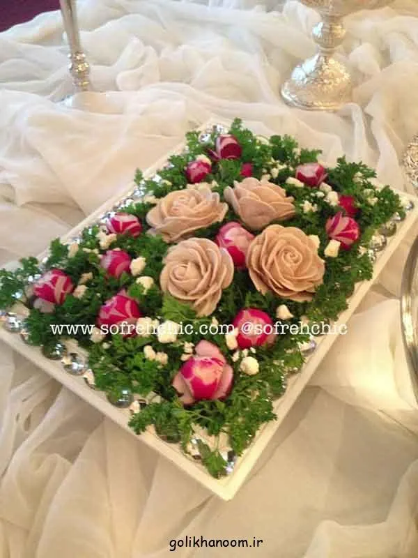 تصویر مرتبط با ایده‌های جذاب تزیین نان و پنیر برای سفره عقد با گل و سبزیجات