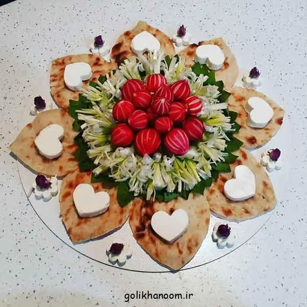 تصویر مرتبط با ایده‌های جذاب تزیین نان و پنیر برای سفره عقد با گل و سبزیجات