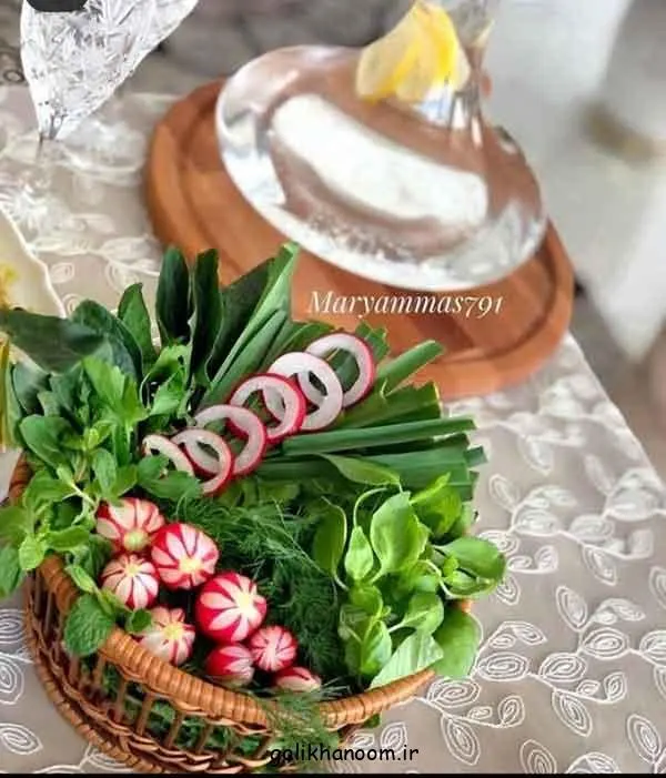 تصویر مرتبط با ایده‌های جذاب تزیین نان و پنیر برای سفره عقد با گل و سبزیجات