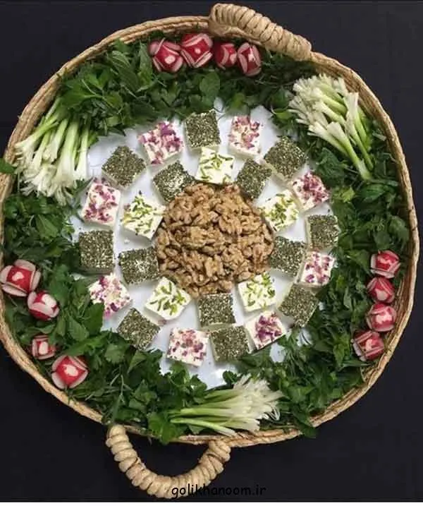 تصویر مرتبط با ایده‌های جذاب تزیین نان و پنیر برای سفره عقد با گل و سبزیجات