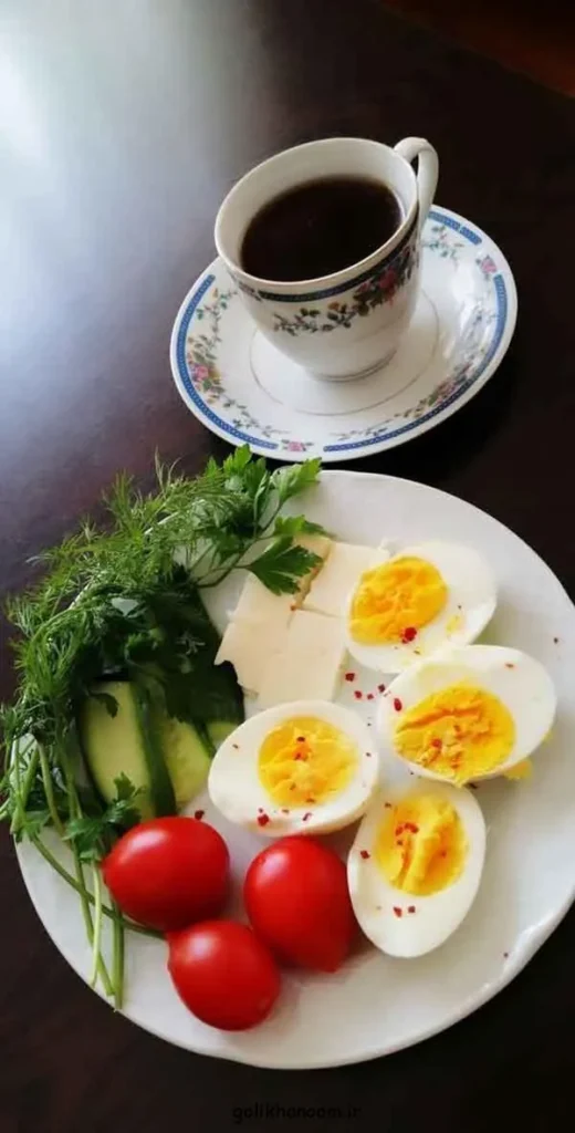 تصویر مرتبط با ایدههای جذاب تزیین صبحانه سلامت با پنیر، خیار و گوجه