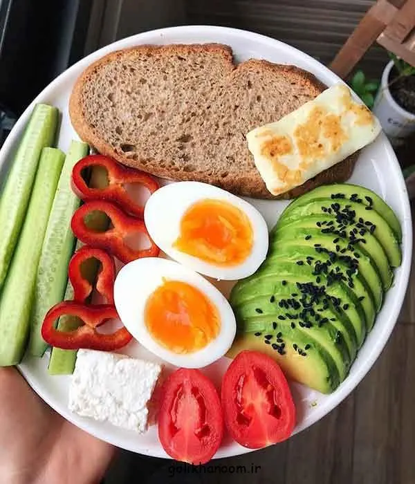 تصویر مرتبط با ایدههای جذاب تزیین صبحانه سلامت با پنیر، خیار و گوجه