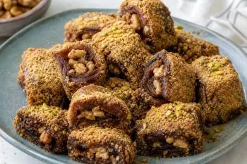 رنگینک با آرد گندم، خرما و گردو در ظرف سرو