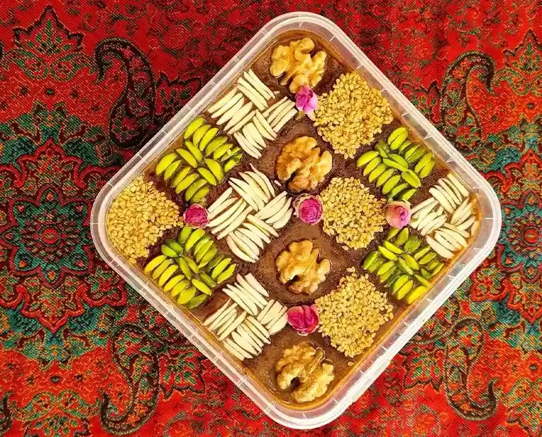 تصویر مرتبط با طرز تهیه رنگینک با آرد گندم؛ دسر سنتی خوش‌طعم و مجلسی ایرانی