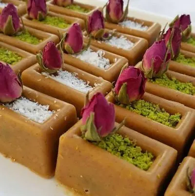 تصویر مرتبط با طرز تهیه رنگینک با آرد گندم؛ دسر سنتی خوش‌طعم و مجلسی ایرانی