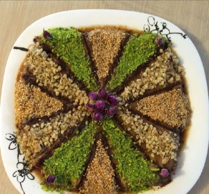 تصویر مرتبط با طرز تهیه رنگینک با آرد گندم؛ دسر سنتی خوش‌طعم و مجلسی ایرانی
