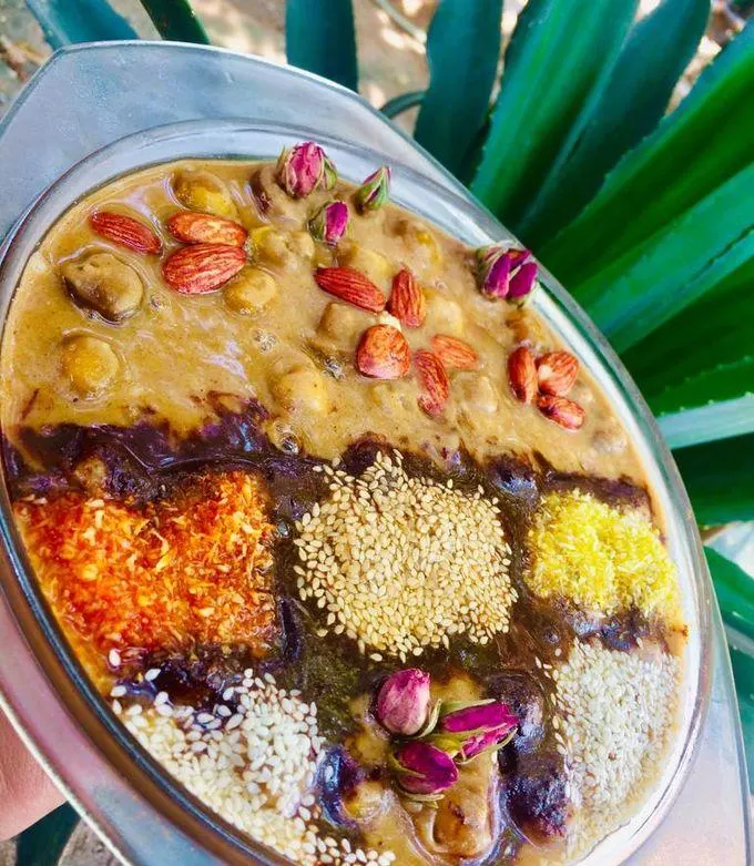 تصویر مرتبط با طرز تهیه رنگینک با آرد گندم؛ دسر سنتی خوش‌طعم و مجلسی ایرانی