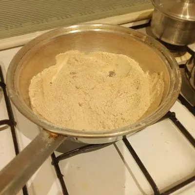 تصویر مرتبط با طرز تهیه رنگینک با آرد گندم؛ دسر سنتی خوش‌طعم و مجلسی ایرانی