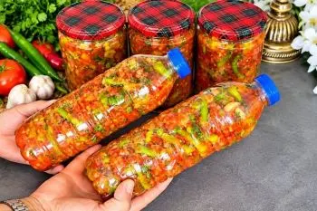 ظرف ترشی مخلوط گوجه و فلفل تند آماده سرو