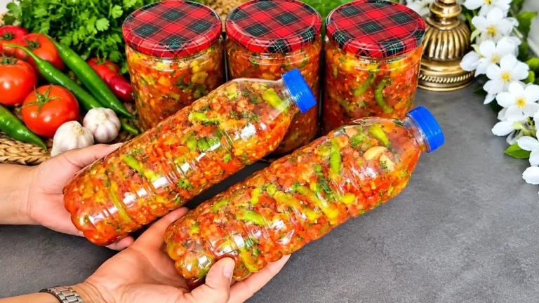 بطری حاوی ترشی مخلوط گوجه و فلفل تند با لعاب و رنگ طبیعی
