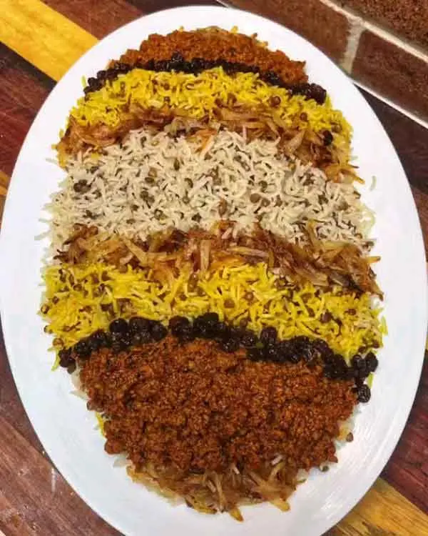 تصویر مرتبط با ایده‌های جذاب تزیین عدس پلو نذری با خرما، زرشک و گوشت چرخ‌کرده