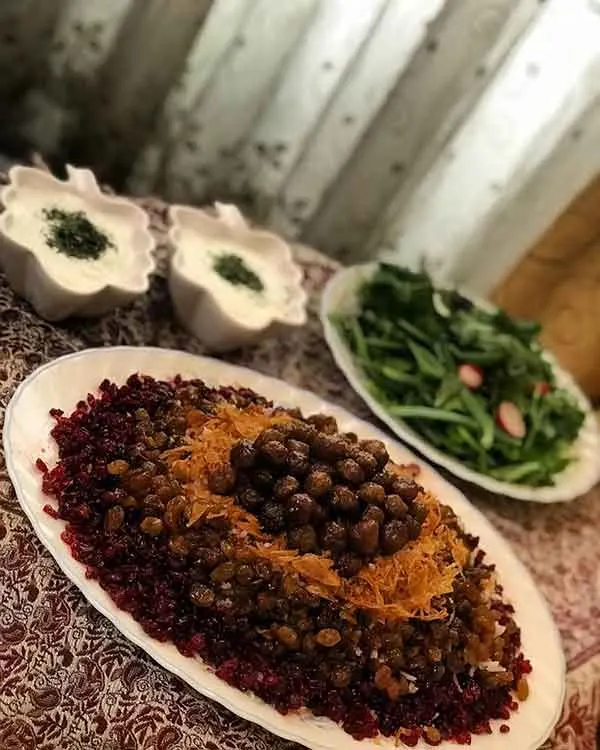 تصویر مرتبط با ایده‌های جذاب تزیین عدس پلو نذری با خرما، زرشک و گوشت چرخ‌کرده